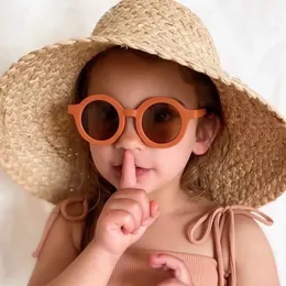 Шляпы шляпы Summer Cool Kids Sunglasses УФ -защита Baby Girl Boy Round Rame Outdoor Uv400 пляжные детские бокалы аксессуары 230328