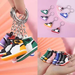 Festgåvor Mini PVC Sneakers Keychains For Kids Män Kvinnor Sportskor Keychain Handväskkedjor Basketsko Nyckel Nyhetsgåva