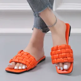 Slippers Pu кожаные плетеное женские тапочки летние квадратные носки плоские туфли Soft Beach Sandals Женщина -ортопедические шлепанцы плюс размер G230328