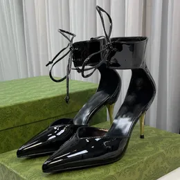 Damen-Pumps mit hohem Absatz, Designer-Sandalen aus schwarzem Lackleder, spitze Zehenpartie, Metallabsatz, Knöchelmanschetten-Detail, beliebter High-Heel, zarte Schuhe mit großzügigem Absatz