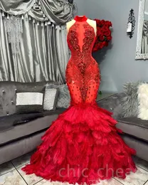 2023 Arabo Aso Ebi Mermaid Red Adust da ballo Cristalli Feather Feather Formale Formale Secondo ricevimento di abbigliamento abiti da fidanzamento di compleanno abiti da abiti da abiti da soiree ZJ0343