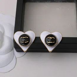 23SS 2. styl luksusowy projektanci marki Listy Ear Stud Black White Heart 18K Gold Splated 925 Srebrne geometryczne kobiety krystaliczne kryształowy metalowy kolczyk