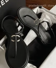 Paris 2023 novo designer de luxo sapatos femininos de praia duplo verão sandália mulher geléia sapatos marcas diamante plana ao ar livre senhoras sandálias grandes chinelos cc