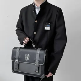 Abiti da uomo 2023 Stile giapponese Giacca uniforme scolastica Colletto alla coreana Abito da uomo tunica DK Costume Cappotto nero da uomo con targhetta Versione alta