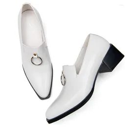Sapatos masculinos da primavera formal Summer 402 vestido 2024 pontuado no calcanhar médio de couro de ponta elevado
