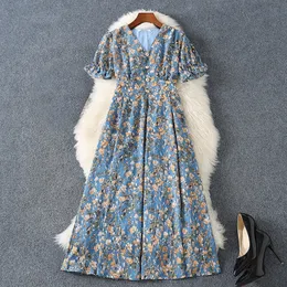 2023 Sommer Blaues, getäfeltes Chiffon-Kleid mit Blumendruck, Kurzarm, V-Ausschnitt, Knöpfe, einreihige Freizeitkleider M3M25B752