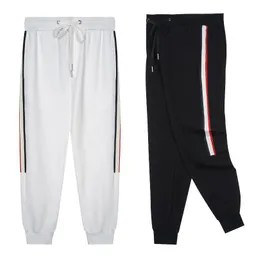 Klasik tasarımcı erkek pantolon moda erkekler pantolon ile pantolon rozet rozetleri jogger pantolon çok cep pantolon spor pantolon siyah beyaz