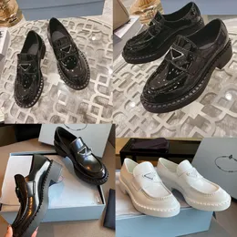 Loafer aus schokofarbenem, gebürstetem Leder Dress Shoes interpretieren die Einkerbung der Marke mit gemischtem Effekt in unerwarteten Designs der Designer-Loafer-Kollektion neu