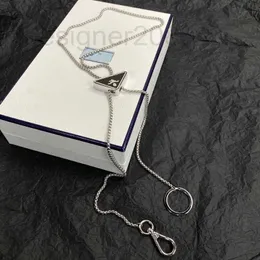 Strängar, Strings Designer Inverterad Triangle Metal Microlabel Keychain Pendant Halsband Kvinnors nya smycken Fashion Long Chain Trend 5TBI