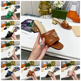 2023 새로운 럭셔리 여성 하이힐 슬리퍼 디자이너 가죽 패션 섹시한 자수 여름 청키 힐 샌들 6.5cm 상자 브랜드 신발
