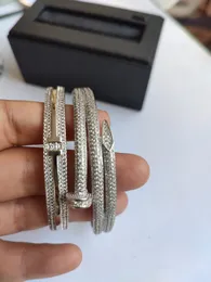 silver Designer massivt guld armband Lyxarmband Full borrning Lyxmärke Mode Klassiska diamantsmycken för män Kvinnor Fest Bröllopstillbehör elegant present