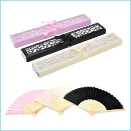 Party Favor Bamboo Silk Fold Fan ręczny w eleganckim pudełku na prezent Lasercut Favours Personalizowane prezenty 3 kolory Drop dostawa do domu gar dhko0