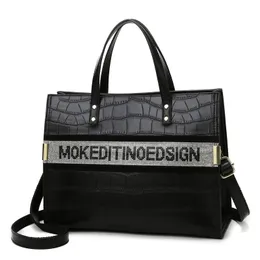 I produttori di sacchetti da donna personalizzati OEM intraprendono una borsetta personalizzata per la borsa di alta qualità da donna.