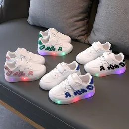 Scarpe da ginnastica per bambini all'aperto a LED Autunno luminoso illuminato Moda casual Traspirante Neonate Ragazze Sport Running Sneakers per bambini con fondo morbido