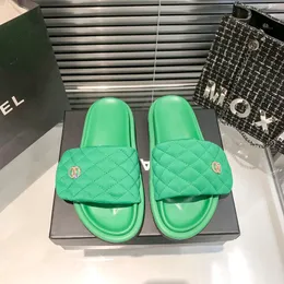 2023 Designer Tofflor Dam Sandaler Högkvalitativa Slides skor quiltade Plattform halkfri botten Summer Beach Slipper Slide super bekväm platt krokslinga10