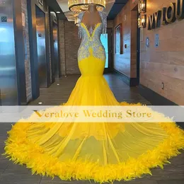豪華な黄色の羽毛プロムドレス2023セクシーVネックマーメイドイブニングドレスプラスサイズオープンバックブラックガールズフォーマルセレモニードレス