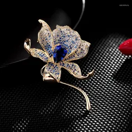 Brosches Luxury Blue Red Zircon Lily Flower For Women Suit Coat Corsage Elegant Female Plant Stor brosch bröllop smycken Broche