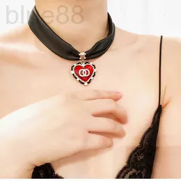 팔찌 목걸이 디자이너 Liu Wen 동일한 2021 New Pomegranate Red Heart Love Peach Neck Chain Necklace Choker 여성 7K1A