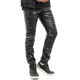 Męskie dżinsy Tsingyi Camouflage Moto chude elastyczne faux skórzane spodnie Camo czarne skórki pu spodnie cztery sezony odzież marki 230330