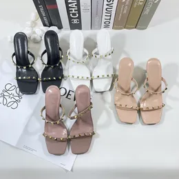 Neue Luxus-Frauen-Niet-Schuh-Frauen-Sandelholz-zufällige Schuhe mit hohen Absätzen Schwarze Pantoffel-Flip-Flops 35-41