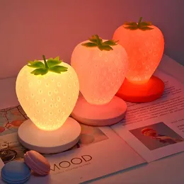 Nattlampor LED Energibesparande lampa barn med sovande nattljus kul jordgubbform USB laddning silikonlampa touch switch luminaria p230331