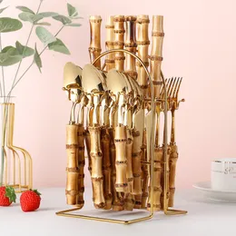 Servis uppsättningar 24-stycken Creative Home Bamboo Handle Rostfritt stål Tabeller Steak Knife Plat Fork Spoon Set med avancerad bordsuppsättning 230331