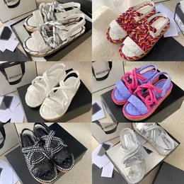 Sapatos de marca Sandálias femininas Straw Platform Slides Metal Letter Slipper Lambskin TPU Sandal Classic Summer Shoes Crystal Calf Loafers Dois chinelos ajustáveis