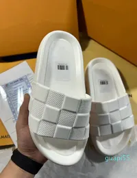 2023 Slippers مصمم نساء شريحة مطاطية من الواجهة البحرية المنقوش ببغل شرائح راحة مسطحة مع صندل الصيف الفاخر الشاطئ