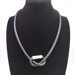 Colares de pingentes Ydydbz colar de metal de couro preto para mulheres para mulheres simples cadeia de suéter de gargantilha de roupas femininas