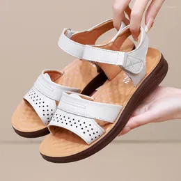 Kvinnor 540 sandaler 2024 mode utomhus kilar öppna tå skor sommar platt icke-halk mjuk botten äldre strand avslappnad