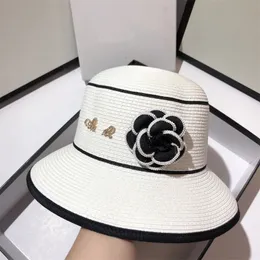 Tasarımcı Straw Hat Marka Altın Karakterler Cap Camellia Çiçekler ve Çim Dokuma Havza Şapkaları Moda Retro Bayanlar Hediye Kadın Geniş Kötü Şapkalar Yaz Artichhaut Kova Şapkası