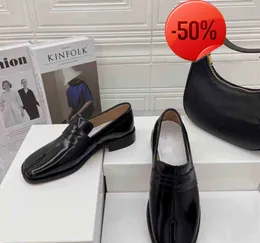 MM6 geteilte Zehenschuhe weiche Lacklederfersenloafer Tabi Britische Schweinefüße Damenschuhe Muller shoes6