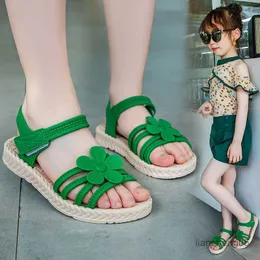 Sandaler Summer Kids Shoes 2023 Fashion Sweet Princess Barn Sandaler för flickor Småbarn Baby Soft Breattable Hoolow Out Flower Shoes