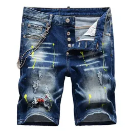 Mäns shorts män lapptäcke rippade denim shorts sommarknappar flyger stretch jeans streetwear nödställda målade byxor med kedja T230502