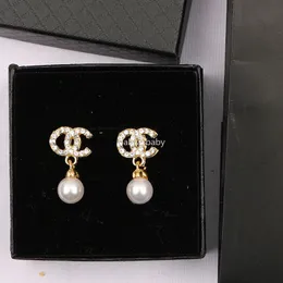 Дизайнерские роскошные алмазные серьги с двойными буквами бренд -бренд женский рост.