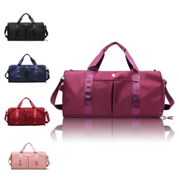 Luxury Sport utomhus nylon duffle väska kvinna herrar axel crossbody bagage stor designer väska man på språngs gymnastiksugn handväska koppling röda rosa kvinnors resväskor