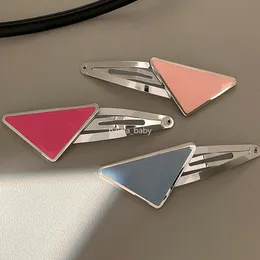 Mode Damen Designer Haarspangen Metall Dreieck Brief Haarspangen Niedliche Buchstaben Haarspangen Haarschmuck für Geschenkpartys
