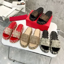 Kadınlar için Yenilik Terlikleri Düz Alt Sandal Moda Kalın Ayakkabı Kalitesi 5D Nakış Elektrikli Nakış Slaytları Zahmetsizce Şık Slipper 35-42