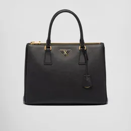 ハンドバッグトートバッグさまざまな色の大容量のゴールドジッパー閉鎖を備えた革の素材で作られた女性用ファッションバッグ