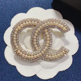 Famous Designer Double Letter Brooches Unisex Luxury Rhinestone Diamond Crystal Pearl Brooch Suit Fashion Jewelry Accessories