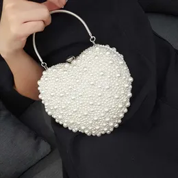 Kvällspåsar hjärta kvinnor kreativa handgjorda pärllåsvävning paket brud över axel designer handväska 230427