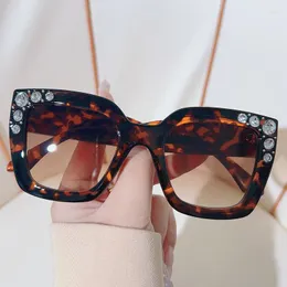 Güneş gözlüğü Tasarımcı Elmas Kare Kadınlar 2023 Trendy Kristal Güneş Gözlükleri Moda Vintage Punk Rhinestone Shades