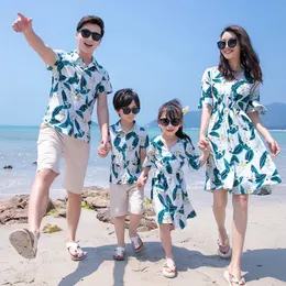 Familjsmatchande kläder sommarstrand mamma dotter klänningar pappa son blommor skjorta byxor par kvinnor tjej klänning 230504