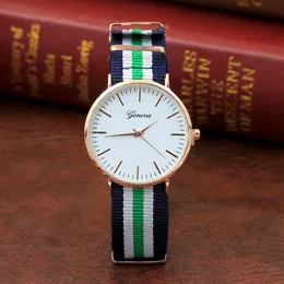 Commercio all'ingrosso dell'orologio del regalo di moda di versione coreana dello studente delle coppie della tela di nylon sottile di Ginevra