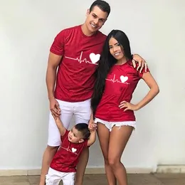 Familjmatchande kläder tshirt Mother Kids Daughter Family Look Summer Cotton Matching Outfits Mon Pappa och Baby Love Me Clothes 230504