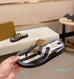 2023 New Summer Men Sandal Plaid Canvas 가죽 고급 디자인 전기 샌들 스트랩 아파트 편안한 부드러운 가죽 샌들 라이트 밑창 38-45