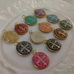 Charms 50 datorer Religiös uppsättning av multicolor Saint Benedict Medals Katolska guldpläterade SB -medaljmynt San Benito gynnar gåvor