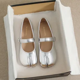 SURET Buty Silver Skórzowe dzielone palce płaskie Buty Kobieta Mary Janes Tabi Ninja Flats Kobieta przytulna sukienka Moccasins Moccasins Plus Size 43 230503