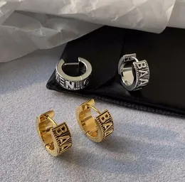 Retro sadelik klasik mektup küpeler kadınlar basitlik kulak tokası 18k altın saplamalar marka küpe Avrupa ve Amerikalı tasarımcı mücevherleri habbe5 --- 11