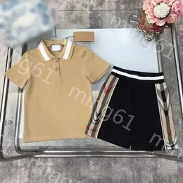 23SS Çocuk Tasarımcı Giysileri Çocuklar Set Kızlar Tişört Şortları Takım Kazan Kısa Kollu Polo Gömlek Elastik Bel Kafes Birleştirme Şortları Takımlar Bebek Giysileri